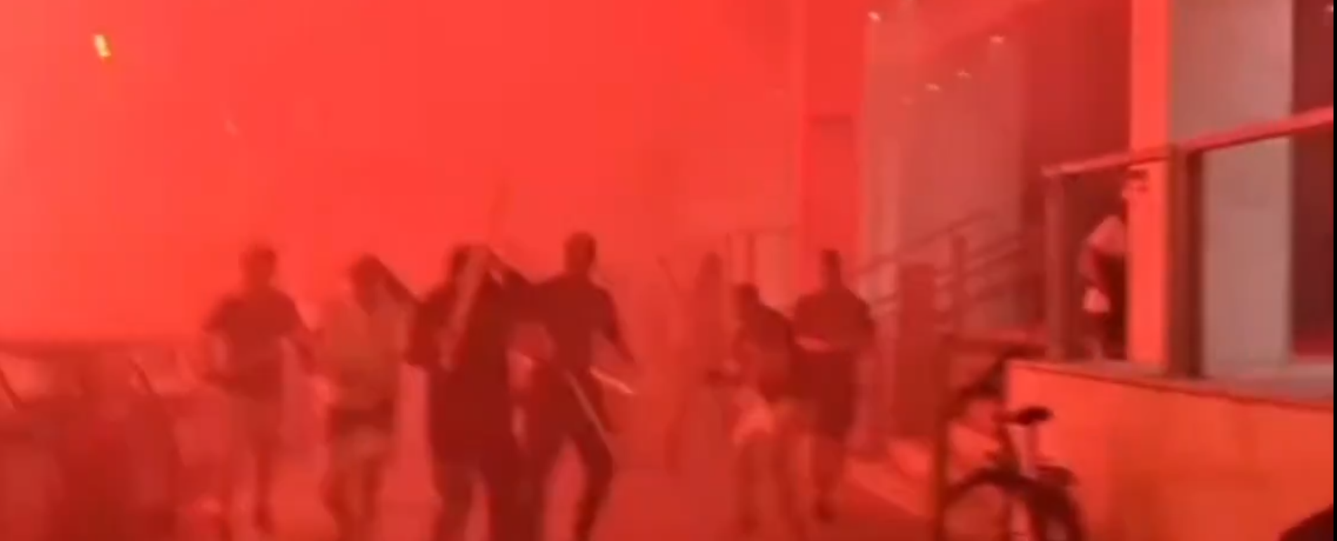 Escaladare majoră în Serbia. Susținătorii președintelui Vucic i-au atacat cu torțe pe protestatarii antiguvernamentali