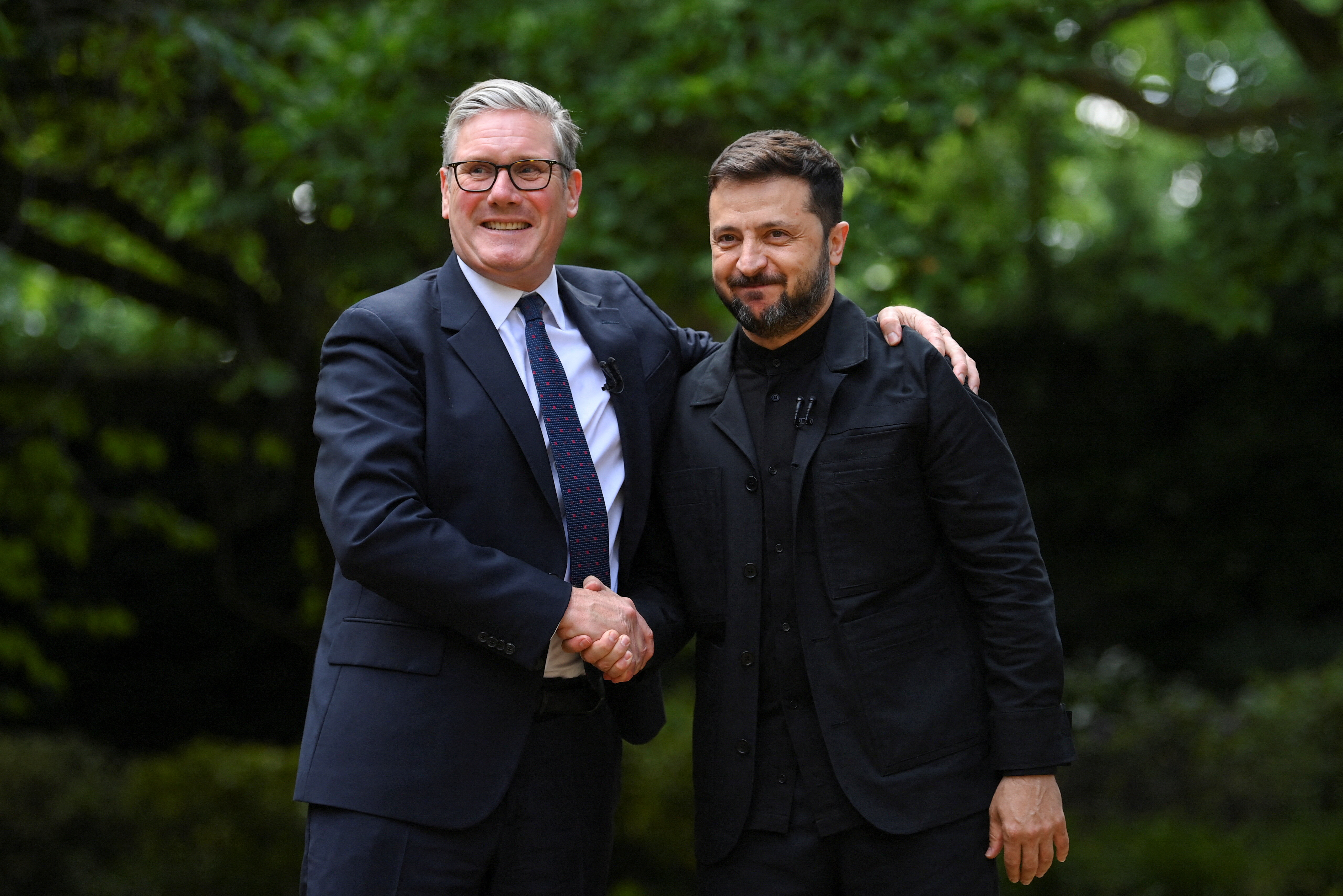 Keir Starmer îl primește pe Volodimir Zelenski la Londra, înaintea summitului Trump-Putin