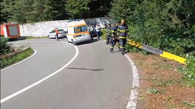 Doi turiști slovaci au căzut cu motocicleta într-o râpă, pe Transfăgărășan. Au ieșit de pe șosea să se uite la peisaj