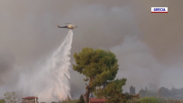 Mii de europeni, evacuați din cauza incendiilor devastatoare. Situație gravă în Grecia, unde e plin de turiști români