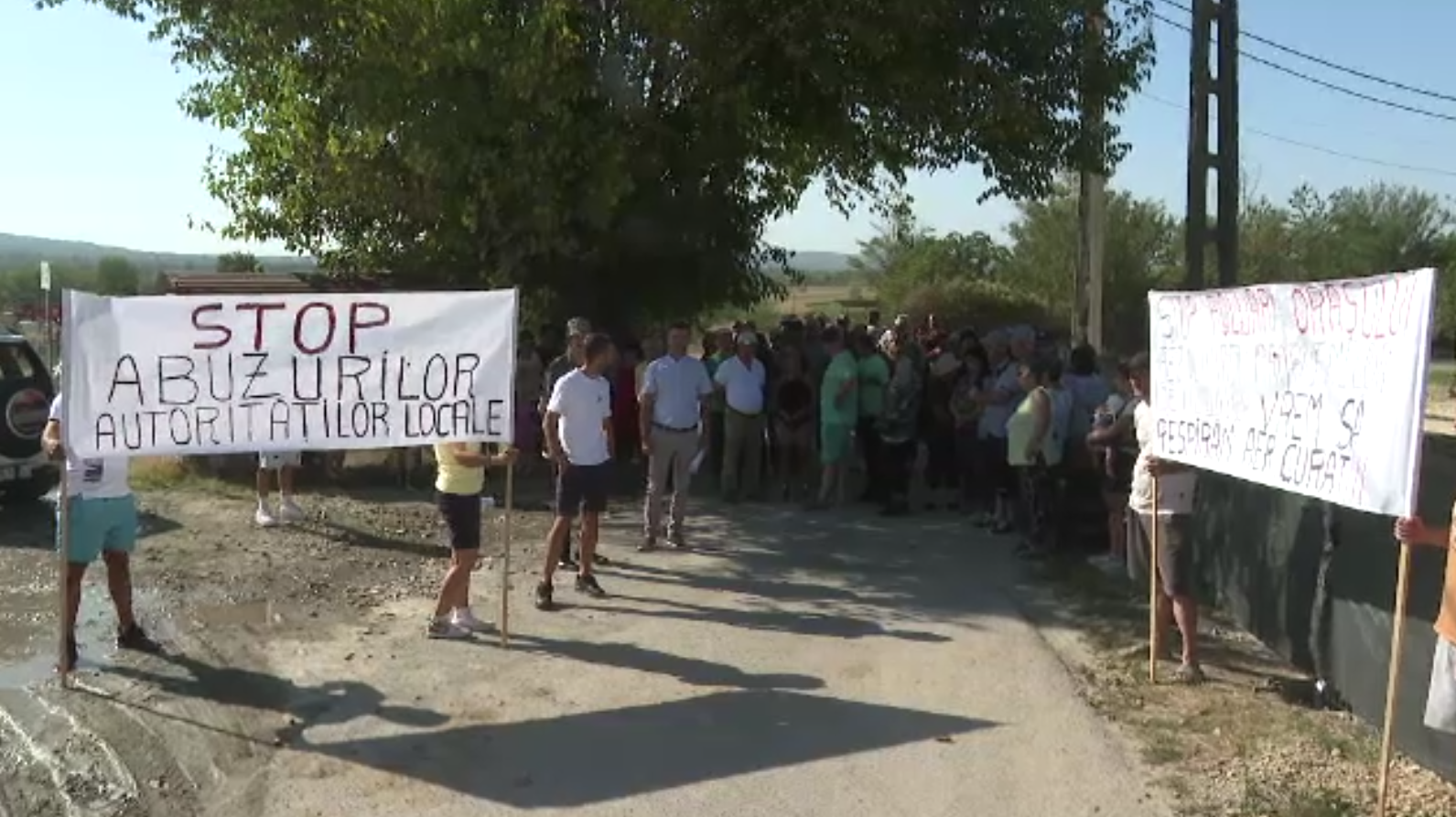 Localnicii din Bumbești Jiu cer oprirea tirurilor care trec zilnic pe lângă casele lor: „Ziduri crăpate, e prăpăd de praf”