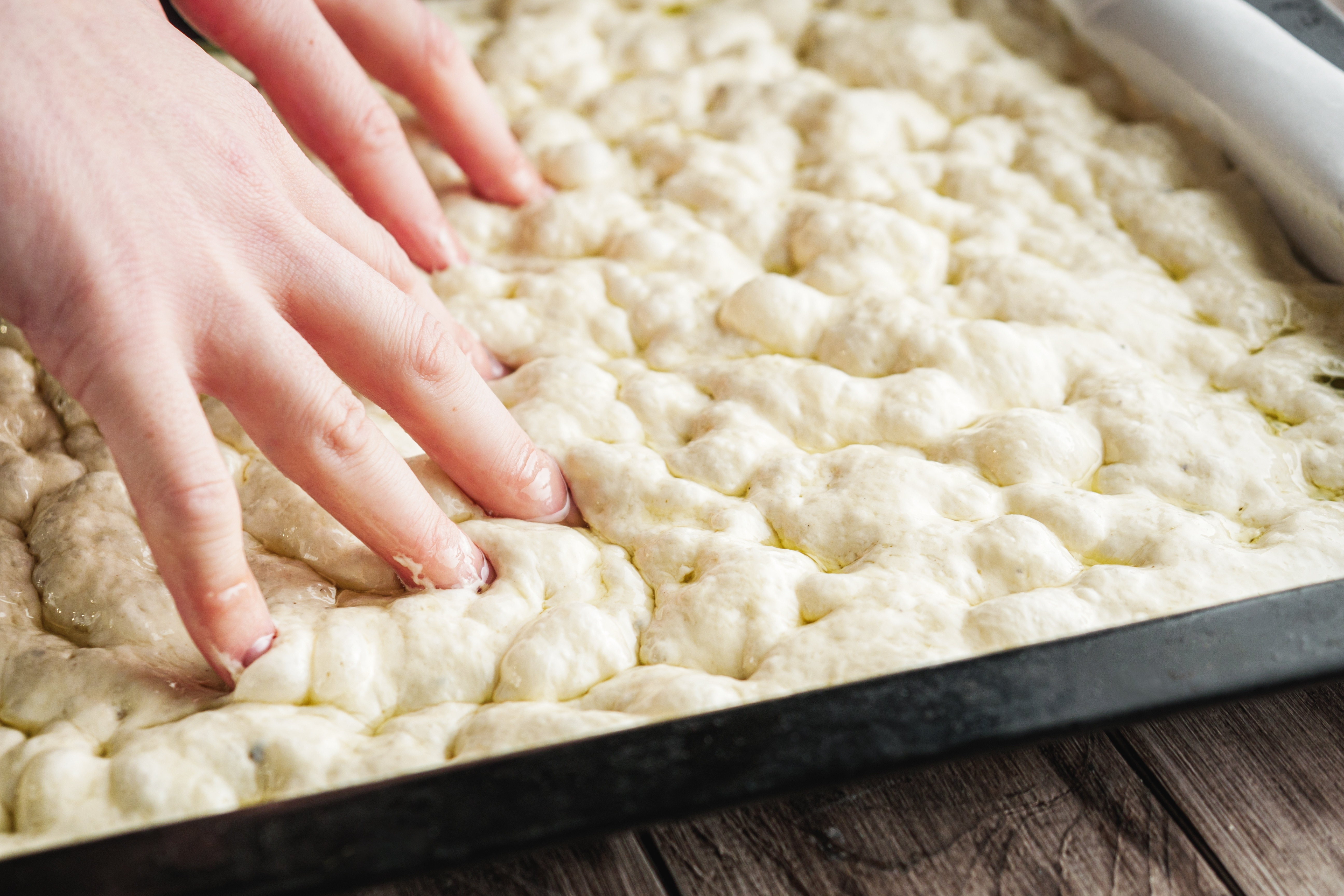 Focaccia – rețeta autentică, pas cu pas. Trucuri din bucătăria italiană și cum se prepară aluatul perfect