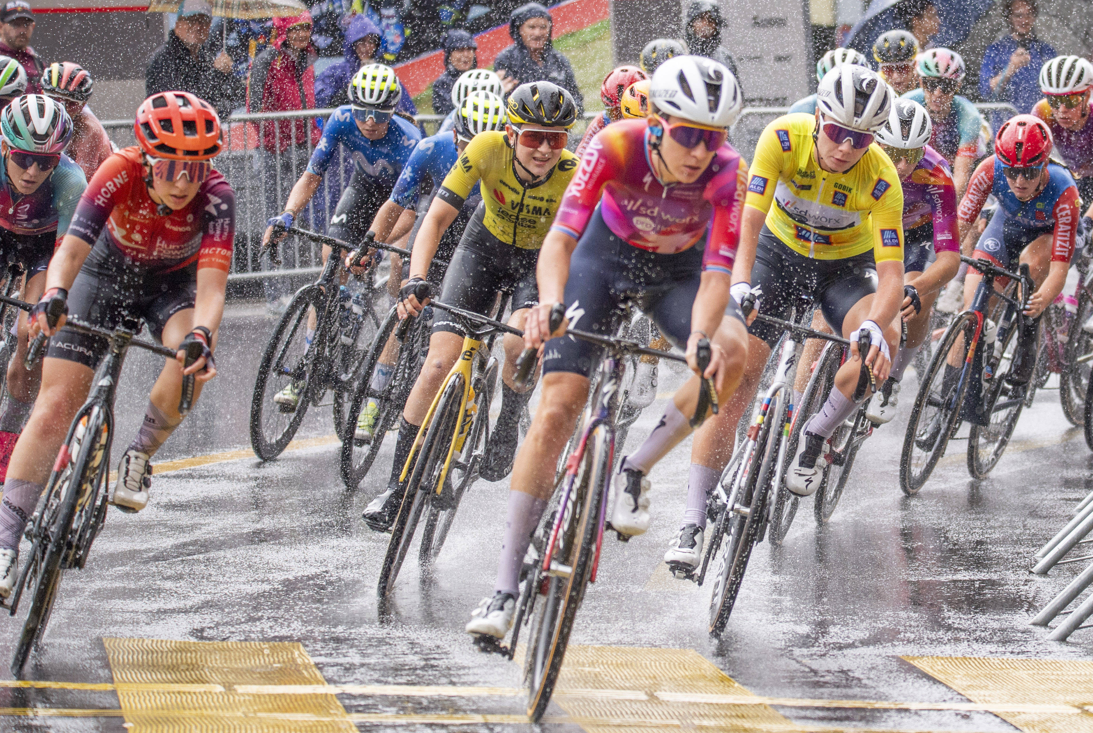 Scandal în ciclismul feminin. Cinci echipe au fost descalificate din Turul Romandiei. De la ce ar fi pornit conflictul
