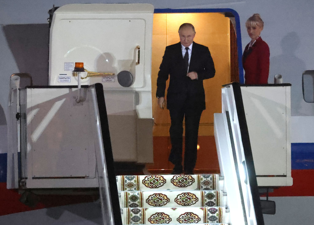 Ce va face Putin pe durata celor patru ore de zbor spre Alaska. Președintele rus va studia materiale despre Ucraina