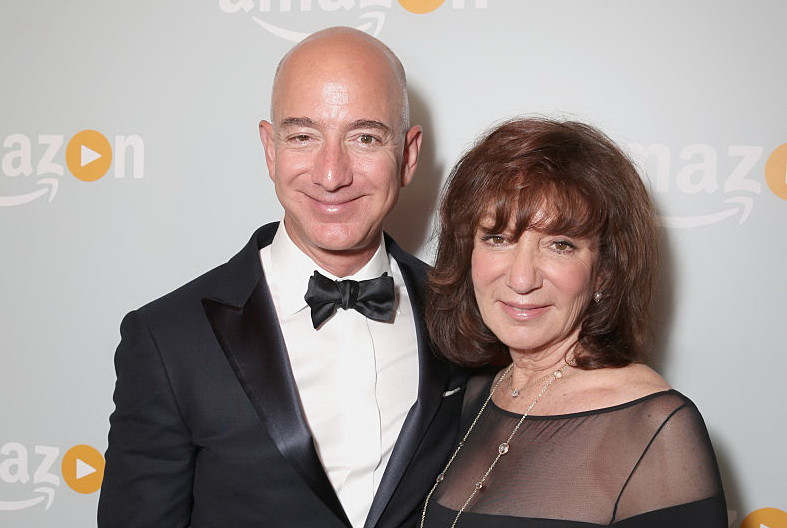 A murit Jackie Bezos, mama lui Jeff Bezos şi unul dintre primii investitori în compania acestuia, Amazon