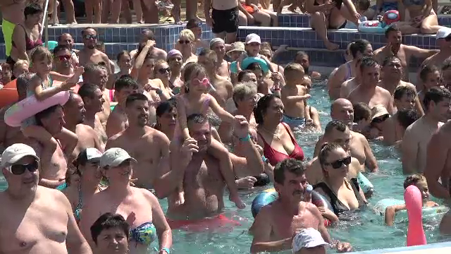 Minivacanța de Sfânta Maria a umplut hotelurile la Băile Felix. Turiștii s-au distrat în bazine și la petreceri cu spumă