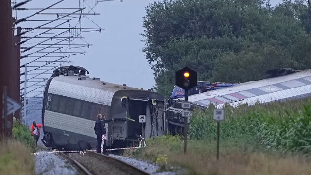 O persoană a murit și aproximativ 20 au fost rănite după ce un tren cu elevi a lovit un utilaj și a deraiat, în Danemarca