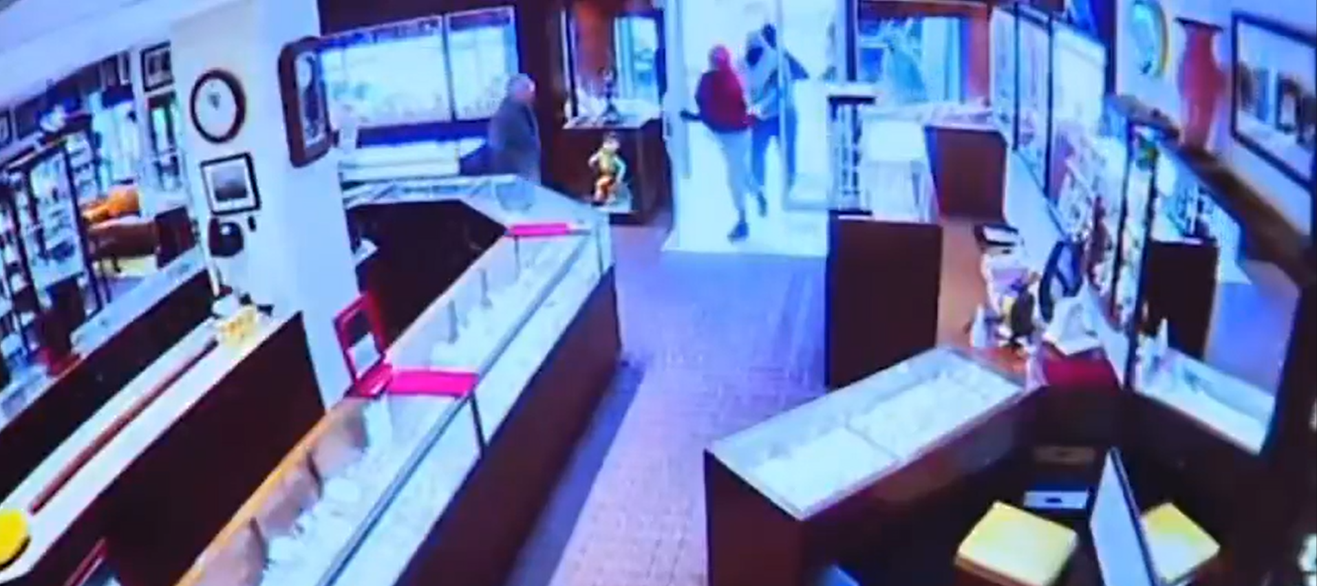 Jaf de 90 de secunde. Patru hoți mascați au furat diamante și ceasuri de lux de 2 milioane de dolari, în Seattle