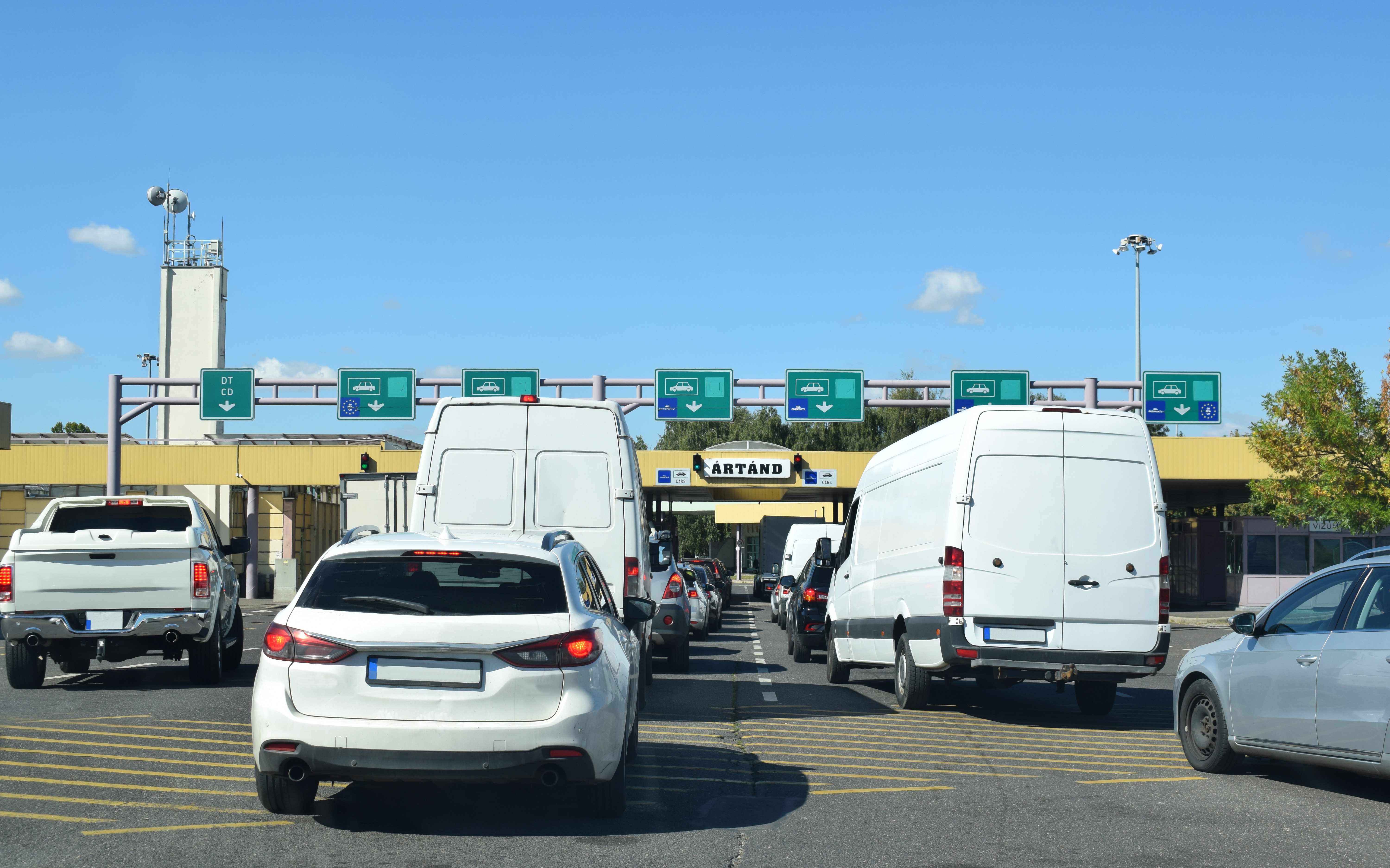 Zece cetăţeni din Irak şi Siria, fără vize sau permise de şedere, au fost depistaţi într-un microbuz la Calafat