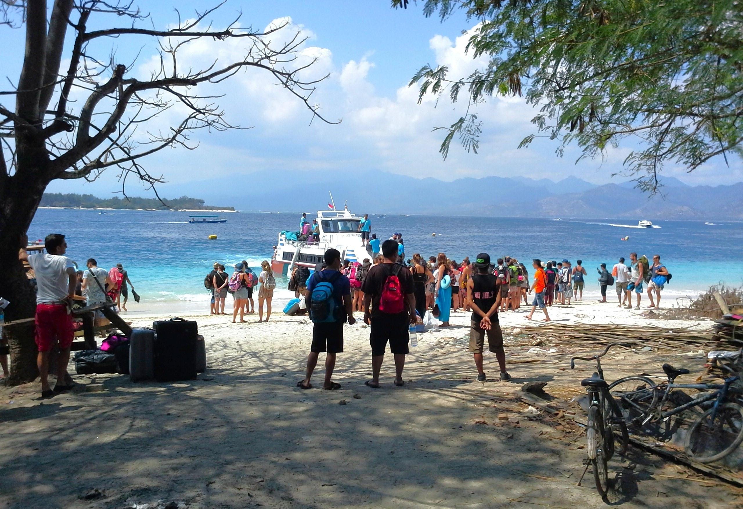 O tânără din Anglia a mers la o petrecere pe o insulă exotică și s-a trezit pe patul de spital cu o infecție periculoasă