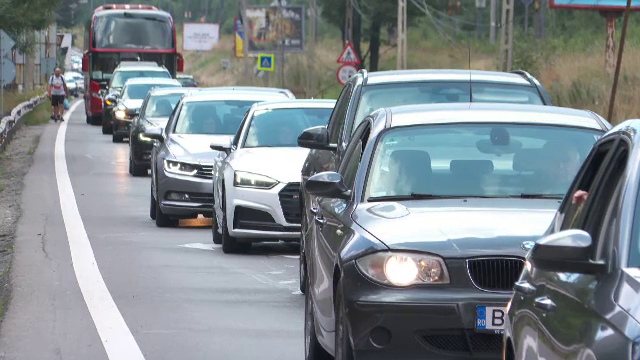 După ce s-au bucurat de natură și aventuri la munte, turiștii au încheiat vacanța în coloane, bară la bară, pe DN 1