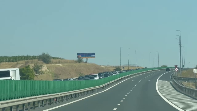 Aglomerația din stațiuni s-a mutat pe Autostrada Soarelui. Coloane uriașe, șoferi băuți și sancțiuni pe banda de urgență
