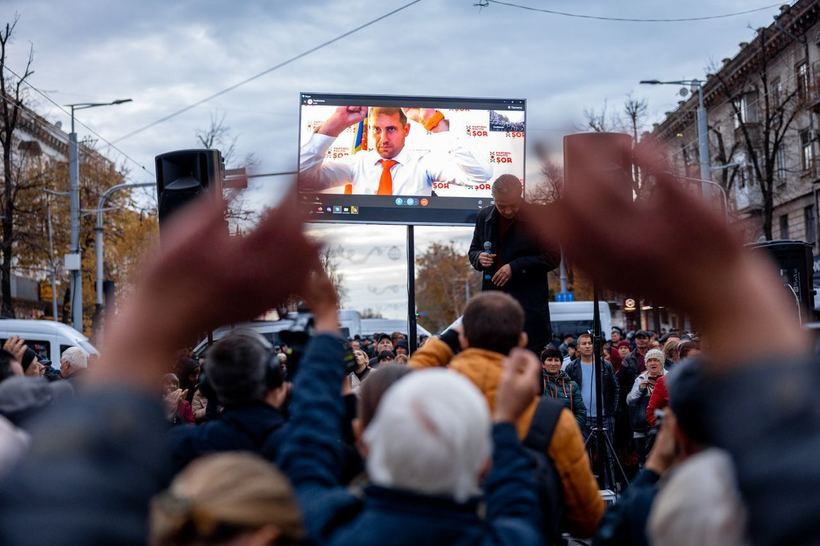 Zeci de scandalagii reținuți la Chișinău. Protestau după ce la fugarul Șor le-a promis mii de dolari dacă ies în stradă