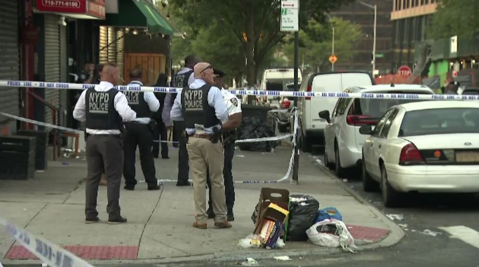 Mai mulți indivizi au deschis focul într-un restaurant aglomerat din New York. Trei persoane au murit