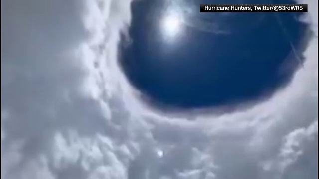 ”Vânătorii de uragane” au zburat prin ochiul ciclonului care a dat naștere furtunii Erin. Uragan de categoria 5, catastrofală