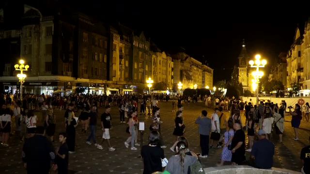 Sute de studenți protestează la Timișoara față de tăierea burselor. Motivul pentru care au adus frigidere, haine și pateuri