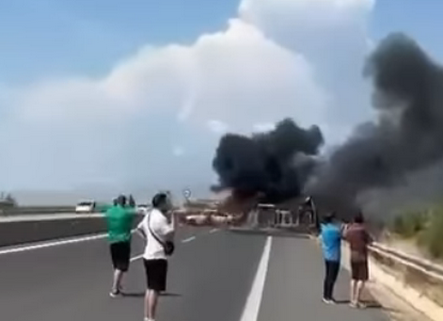 Trei oameni au murit arși și doi au fost grav răniți pe o autostradă din Grecia, pe drumul spre Thassos