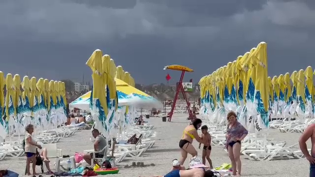 Jandarmii încearcă să-i oprească pe turiști să nu își pună viața în pericol în valurile periculoase. Patru decese în weekend