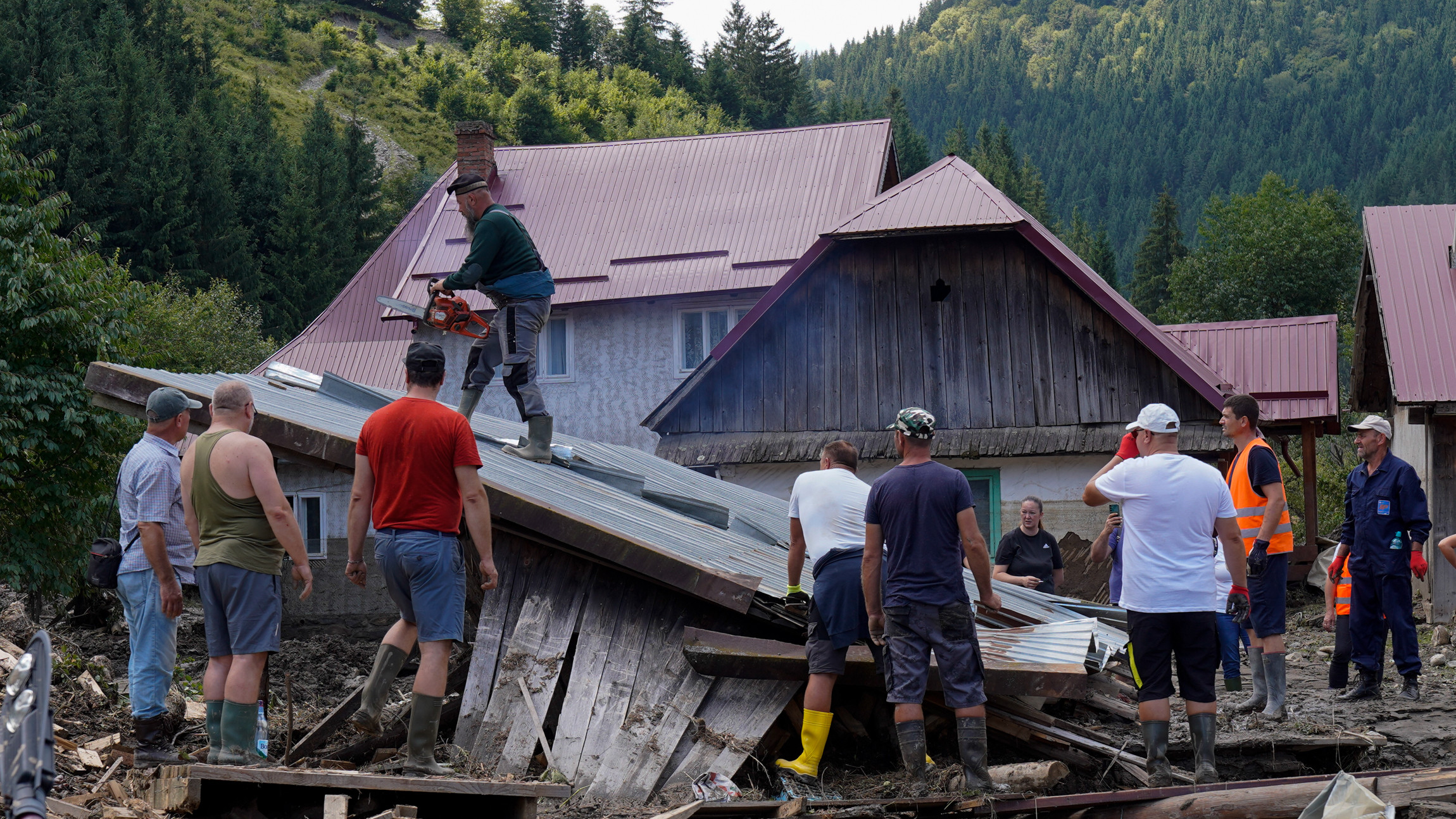 Guvernul a stabilit cum se acordă despăgubirile pentru cei afectați de inundațiile din Suceava și Neamț. DOCUMENTE