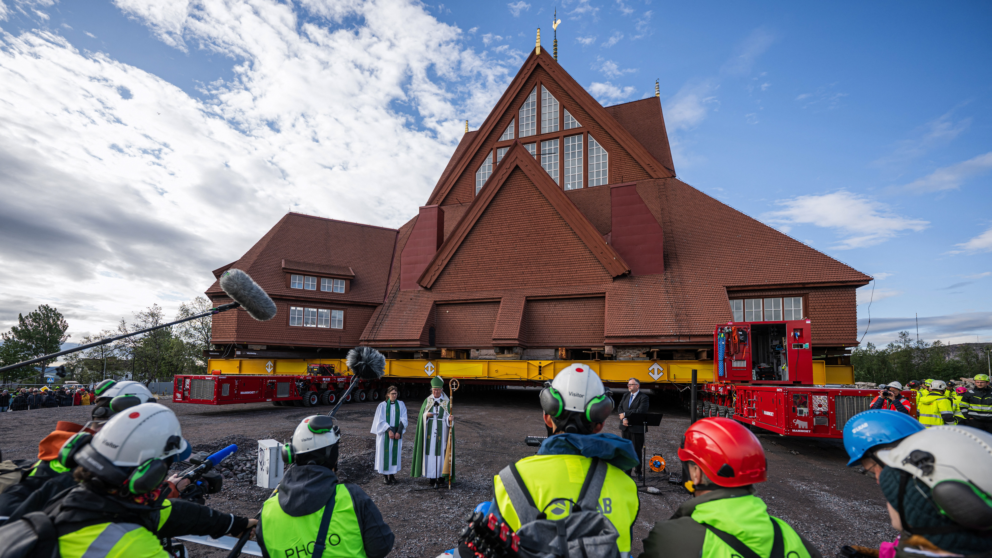 Suedezii mută 5 km o biserică de 672 de tone, pe un teren mai sigur. Imagini din timpul relocării. VIDEO
