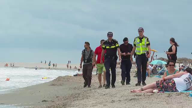 Litoralul a fost împânzit de polițiști, care îi opresc pe turiști să se arunce în valuri. „Vor să se relaxeze, nu le pasă”