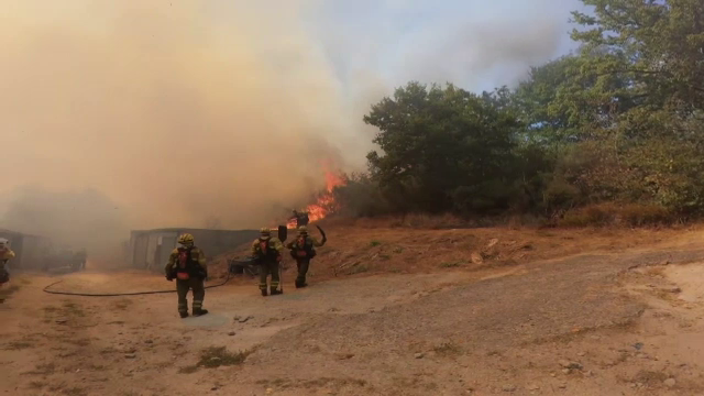 Oamenii din Spania se luptă cu mâinile goale să-și salveze casele din calea flăcărilor. Autoritățile aduc ajutor din Europa