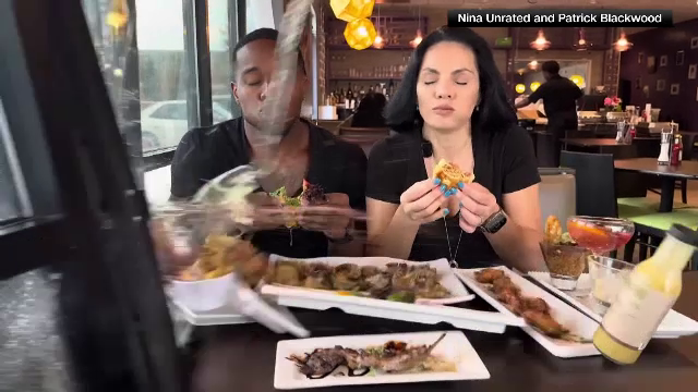 O mașină a intrat într-un restaurant din SUA peste doi influenceri care se filmau când mâncau. Șoferița încurcase pedalele