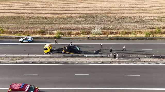 Șapte oameni au fost răniți într-un accident, după ce cauciucul unei mașini a explodat pe A3