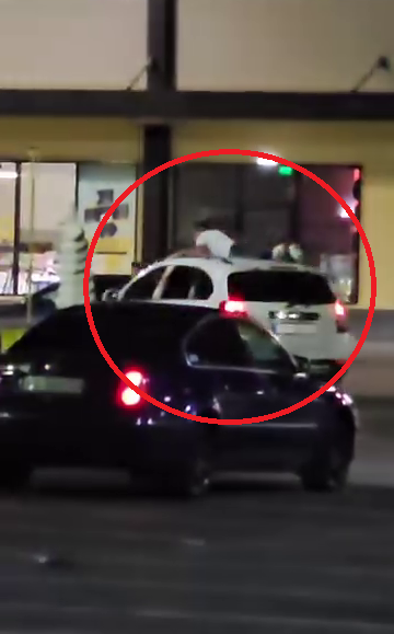 Tineri sancționați aspru după ce s-au urcat pe capota unei mașini în mers, în parcarea unui supermarket din Vaslui. VIDEO