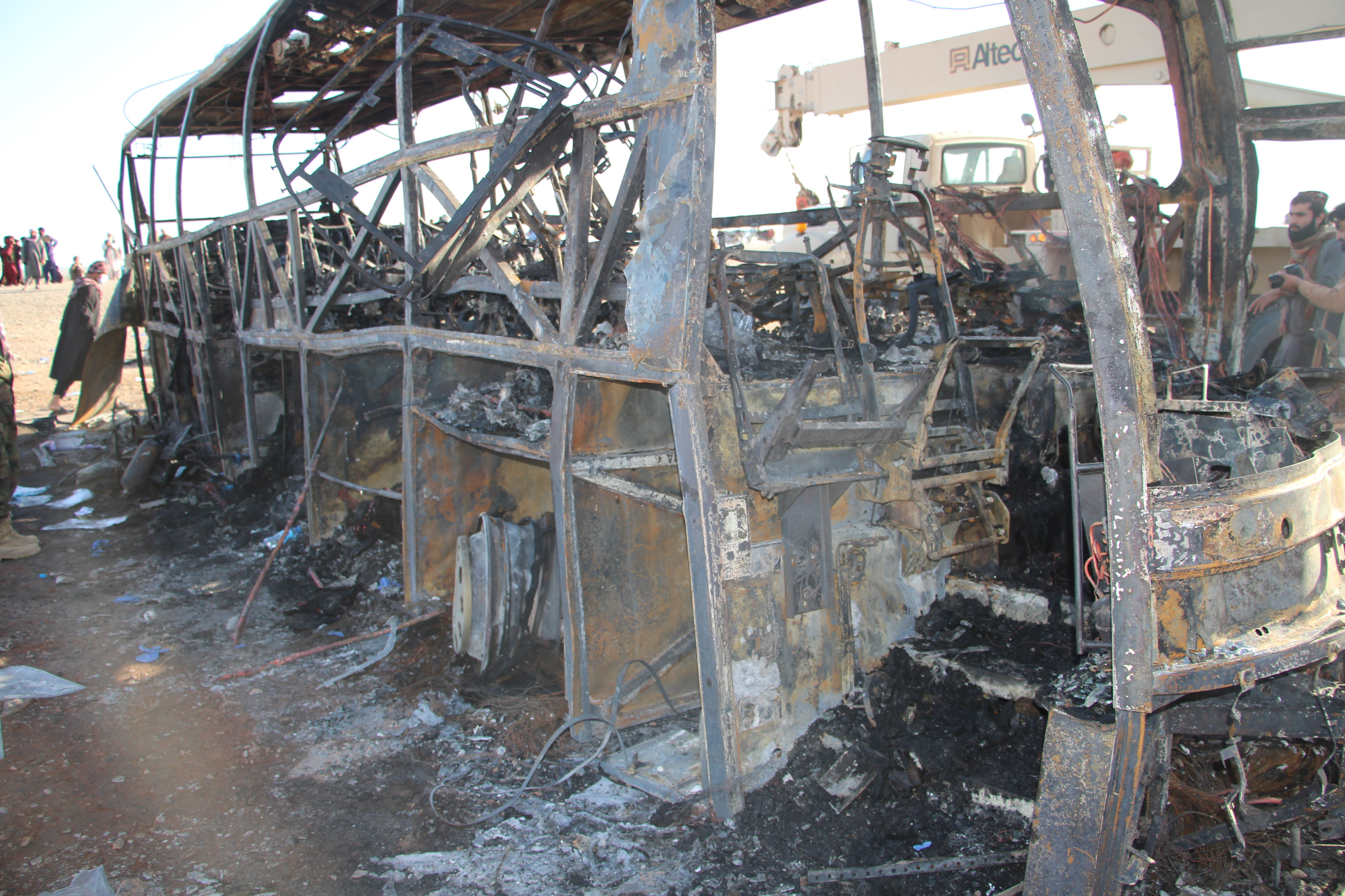 76 de persoane au murit într-un accident de autocar, în Afganistan. Printre victime se numără 19 copii. FOTO & VIDEO