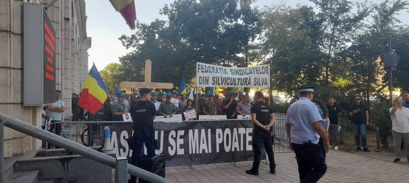 Silvicultorii protestează în faţa Ministerului Mediului. Diana Buzoianu: Romsilva nu este vacă de muls pentru nimeni