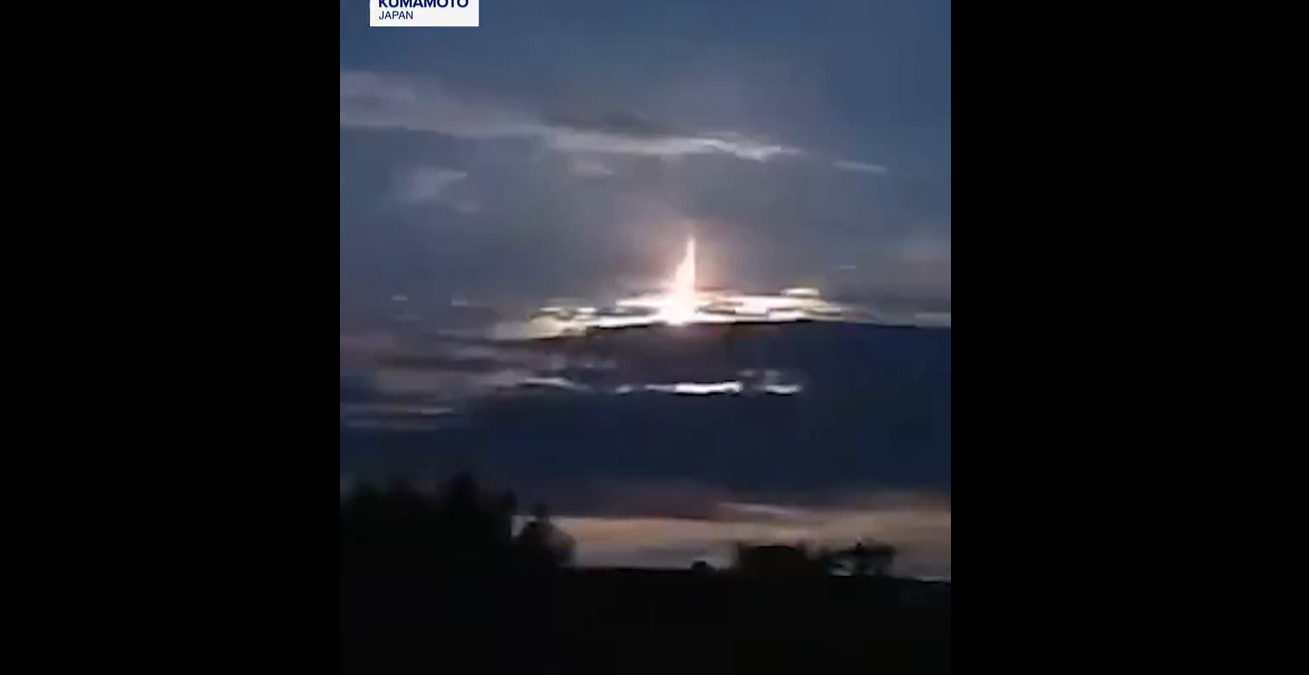 O minge de foc pe cer a făcut noaptea zi în Japonia. ”Aerul vibra. Era la fel de strălucitoare ca Luna” | VIDEO