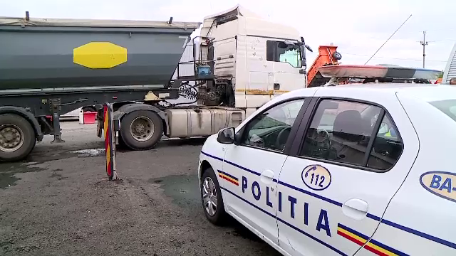 Părinții celor doi tineri spulberați de TIR pe A1 au aflat despre tragedie de la televizor. Fata fugise de acasă