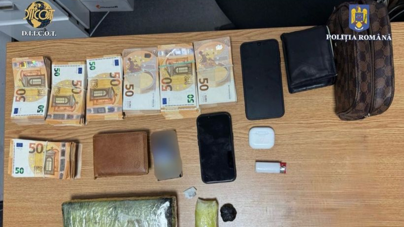 DIICOT anchetează patru bărbaţi din Dolj pentru trafic de droguri. Au fost prinşi cu peste un kilogram de cocaină