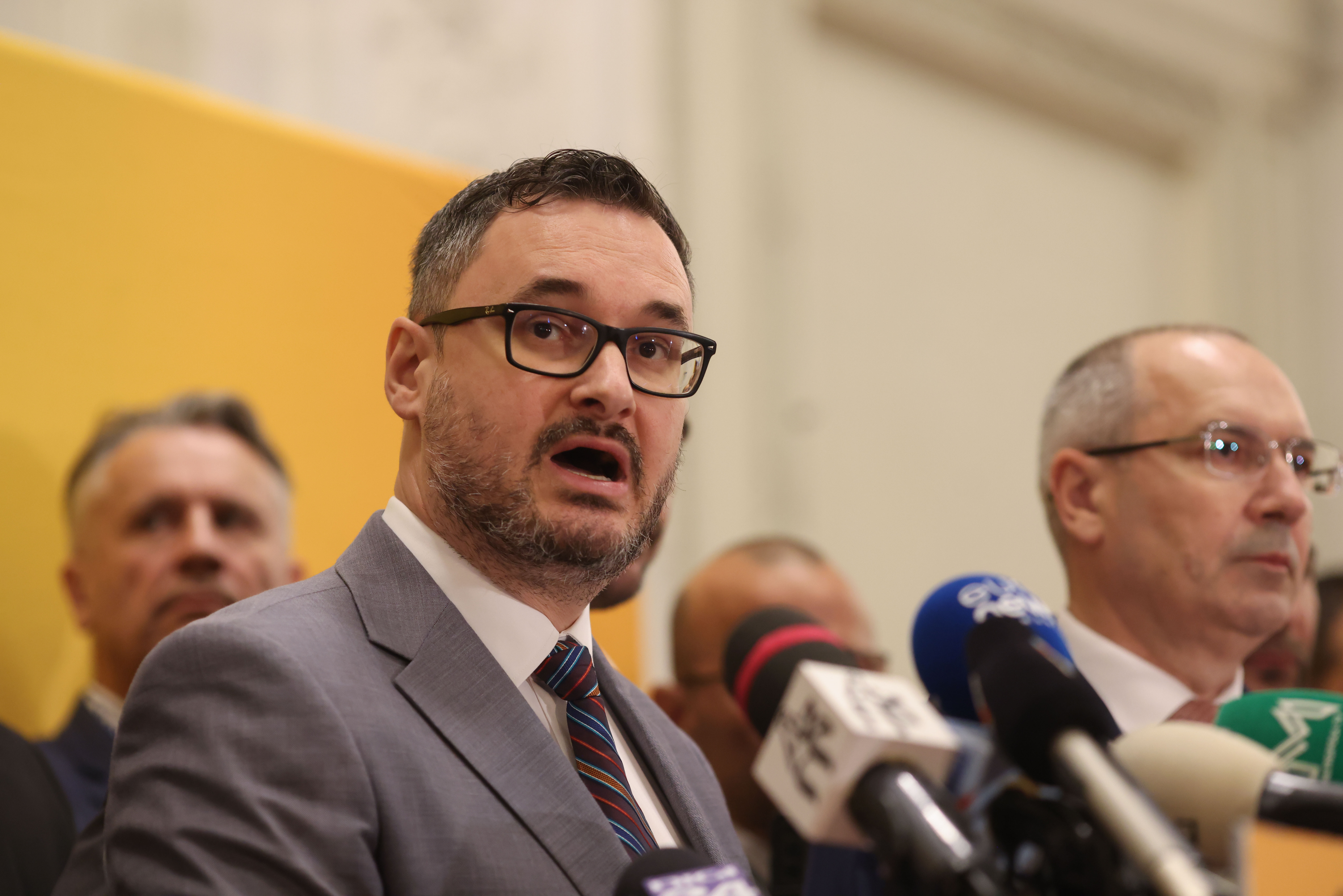 Ce riscă Dan Tanasă după ce i-a îndemnat pe români să refuze comenzile livrate de curierii din Asia și Africa. Reacția CNCD