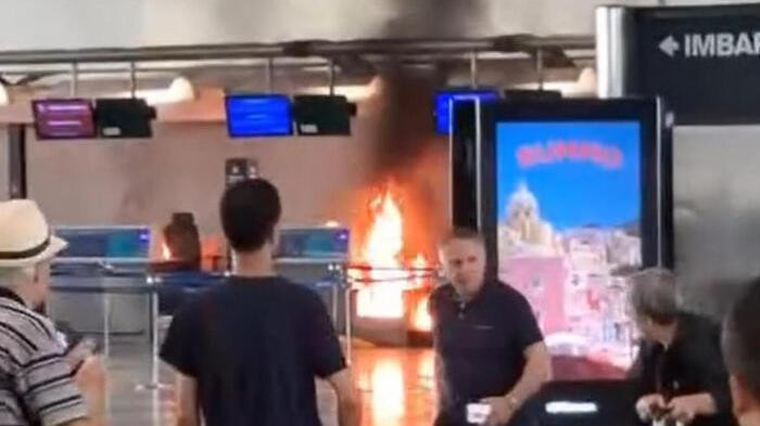 Momentul în care un bărbat a provocat un incendiu în zona de check-in a aeroportului Malpensa din Milano. VIDEO