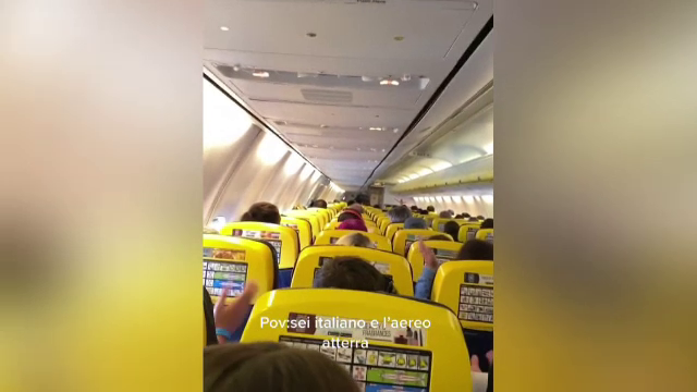 „Englezii aflați cu noi în avion au rămas șocați când au văzut că românii aplaudă”. Care este explicația