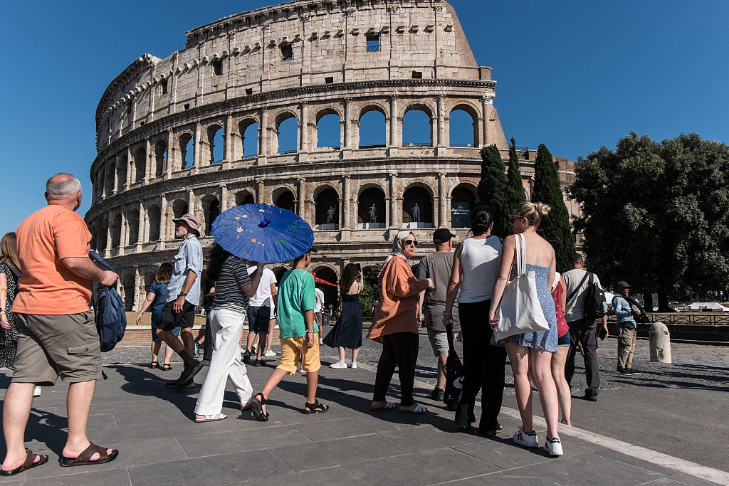 Un ghid a murit în timpul unui tur la Colosseum după ce ar fi făcut insolație. „Supraturismul ne ucide”