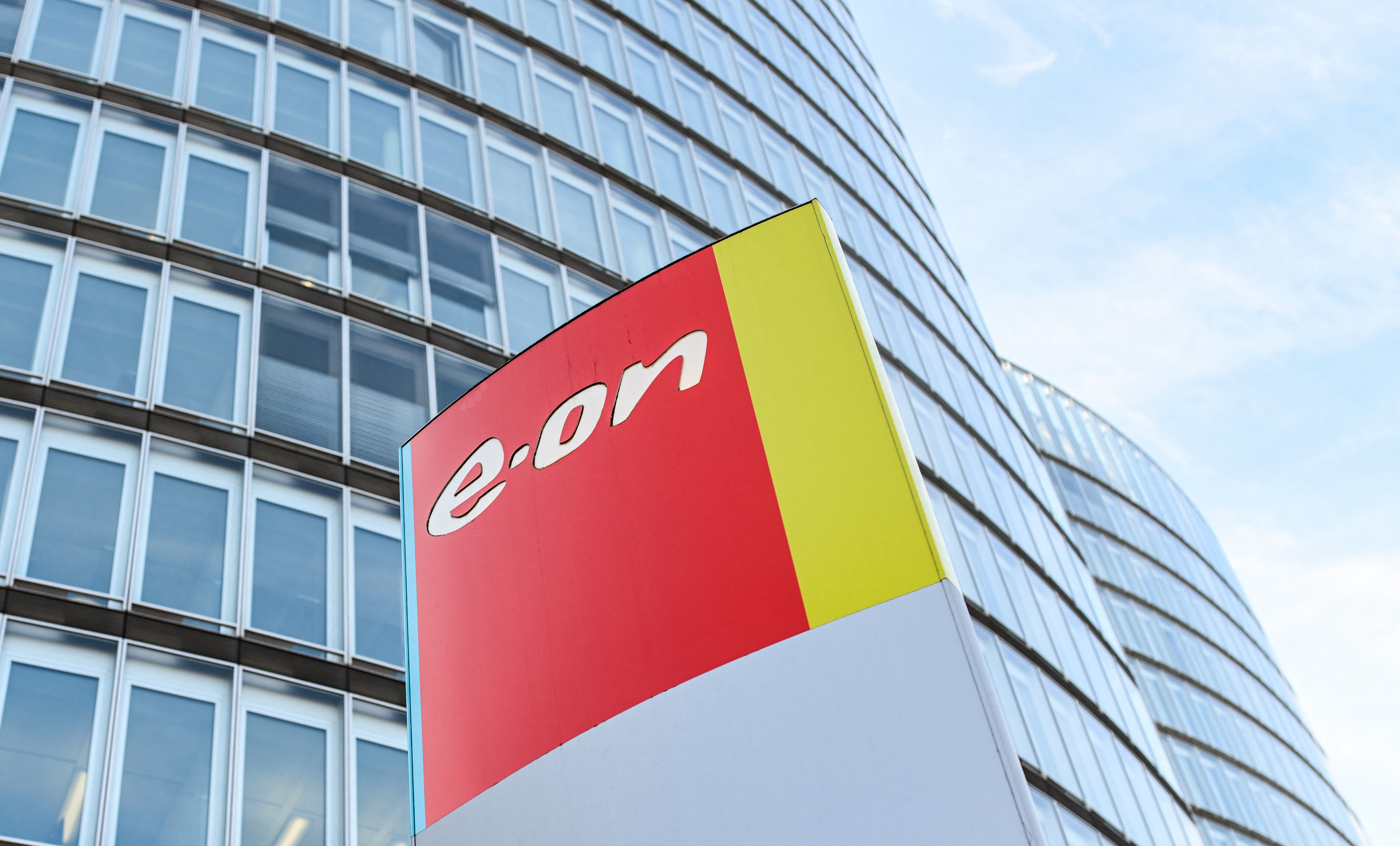 Guvernul a dat aviz negativ preluării E.ON de maghiarii de la MVM, companie care are legături cu Rusia