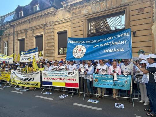 Sindicaliştii din Educaţie, a 15-a zi de proteste. Se cere în continuare demisia ministrului Daniel David. VIDEO