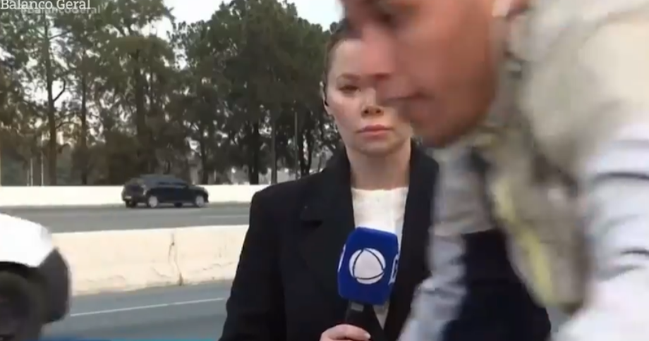 Momentul în care o jurnalistă din Brazilia este jefuită de un hoț pe bicicletă, chiar în timpul unei transmisiuni în direct