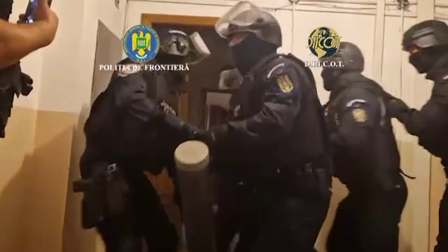 Percheziții DIICOT la o grupare de români, moldoveni și ucraineni. Ar fi construit o fabrică de țigări pentru piața neagră