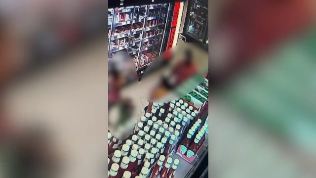 Ce a făcut un bărbat prins în supermarket că a ascuns produse în căruciorul copilului, în Târgoviște
