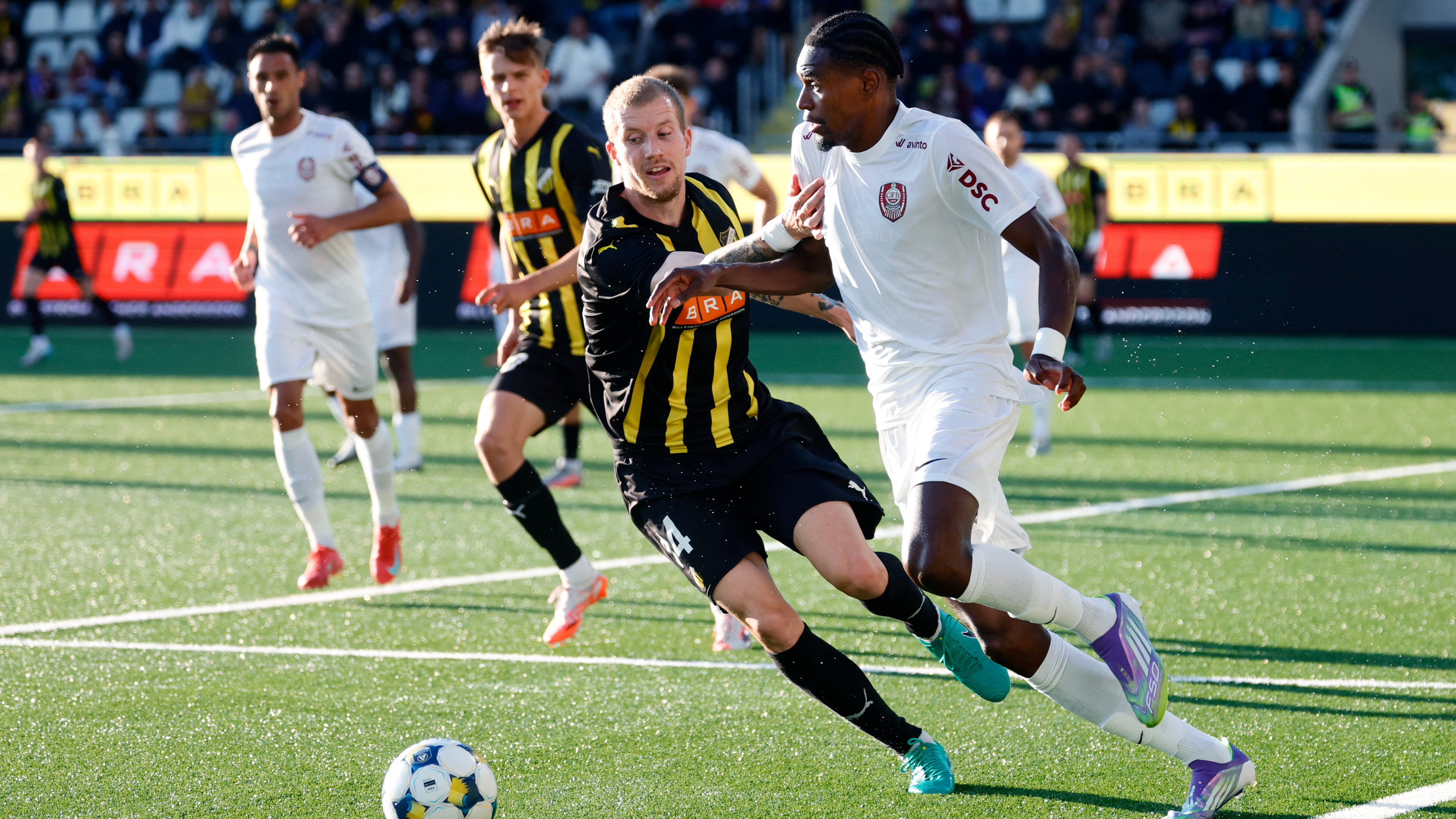 Rușine istorică pentru fotbalul românesc. CFR Cluj a fost „măcelărită” în Suedia. Hacken a dat 7 goluri