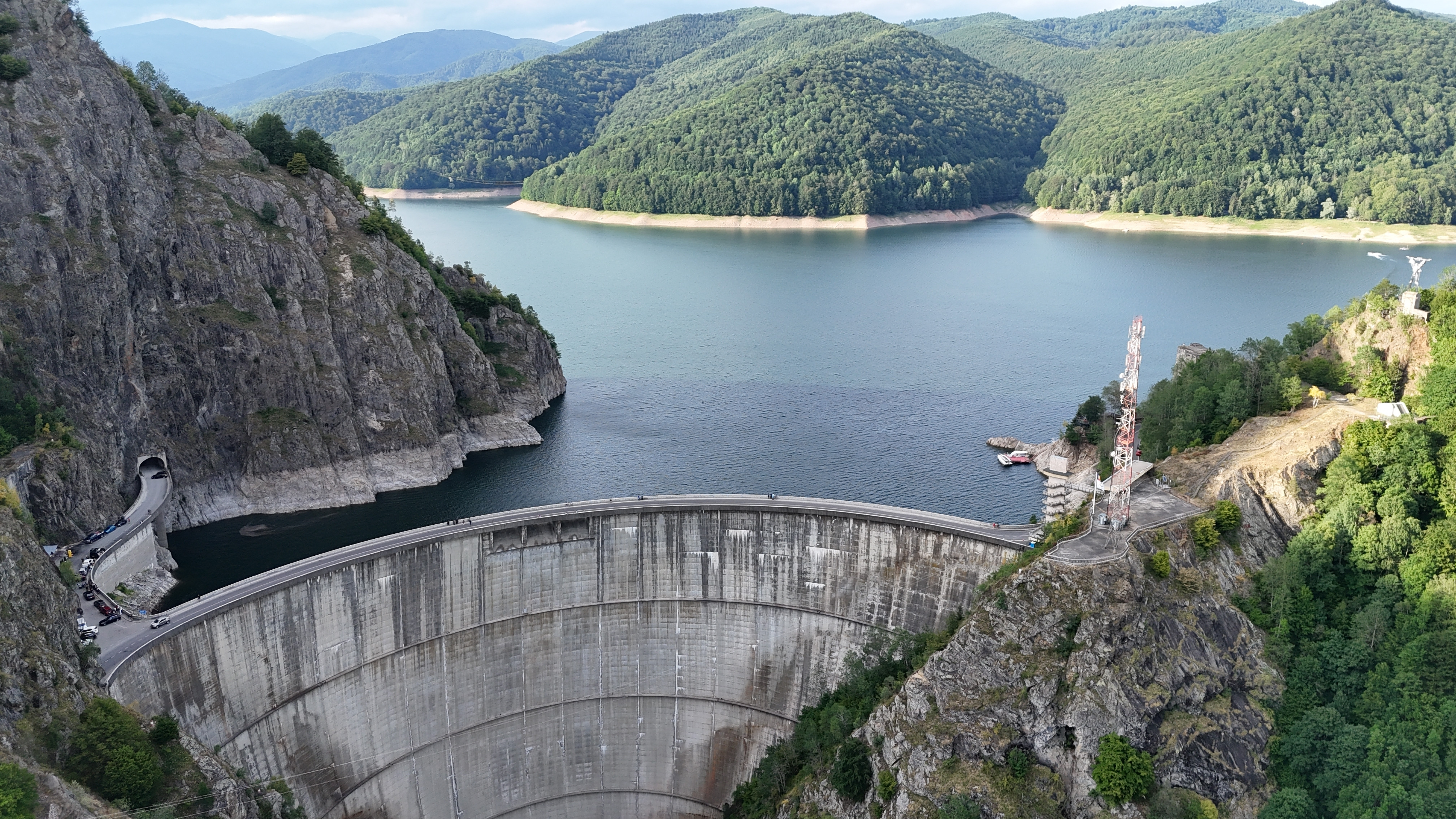 Fake news-ul golirii barajului Vidraru. Min. Mediului: E război hibrid. Mişcări extremiste şi din Rusia ne vor manipulaţi