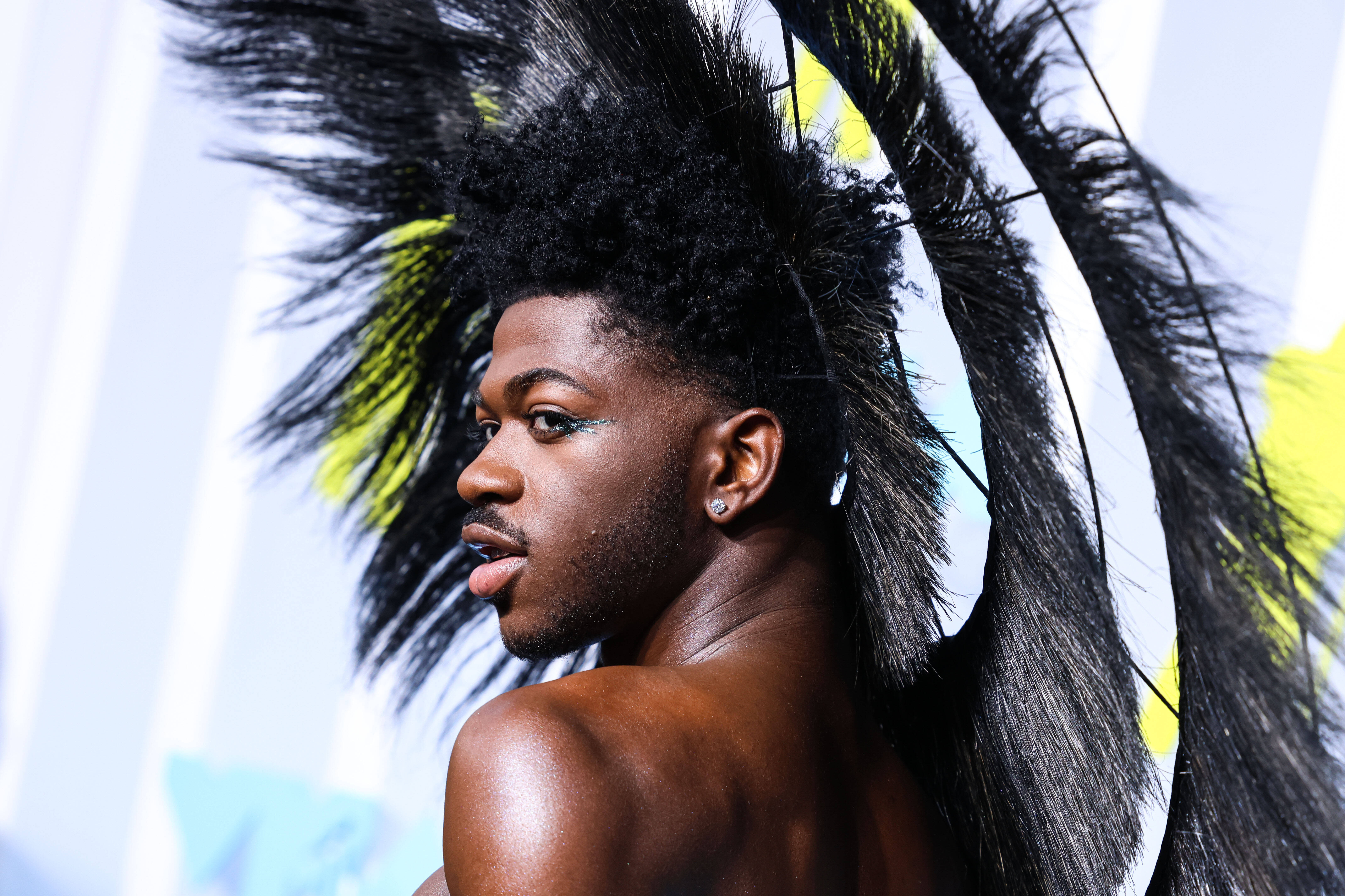 Lil Nas X, arestat după o altercație cu poliția. Se plimba în chiloți pe stradă și și-a pus un con rutier pe cap | VIDEO