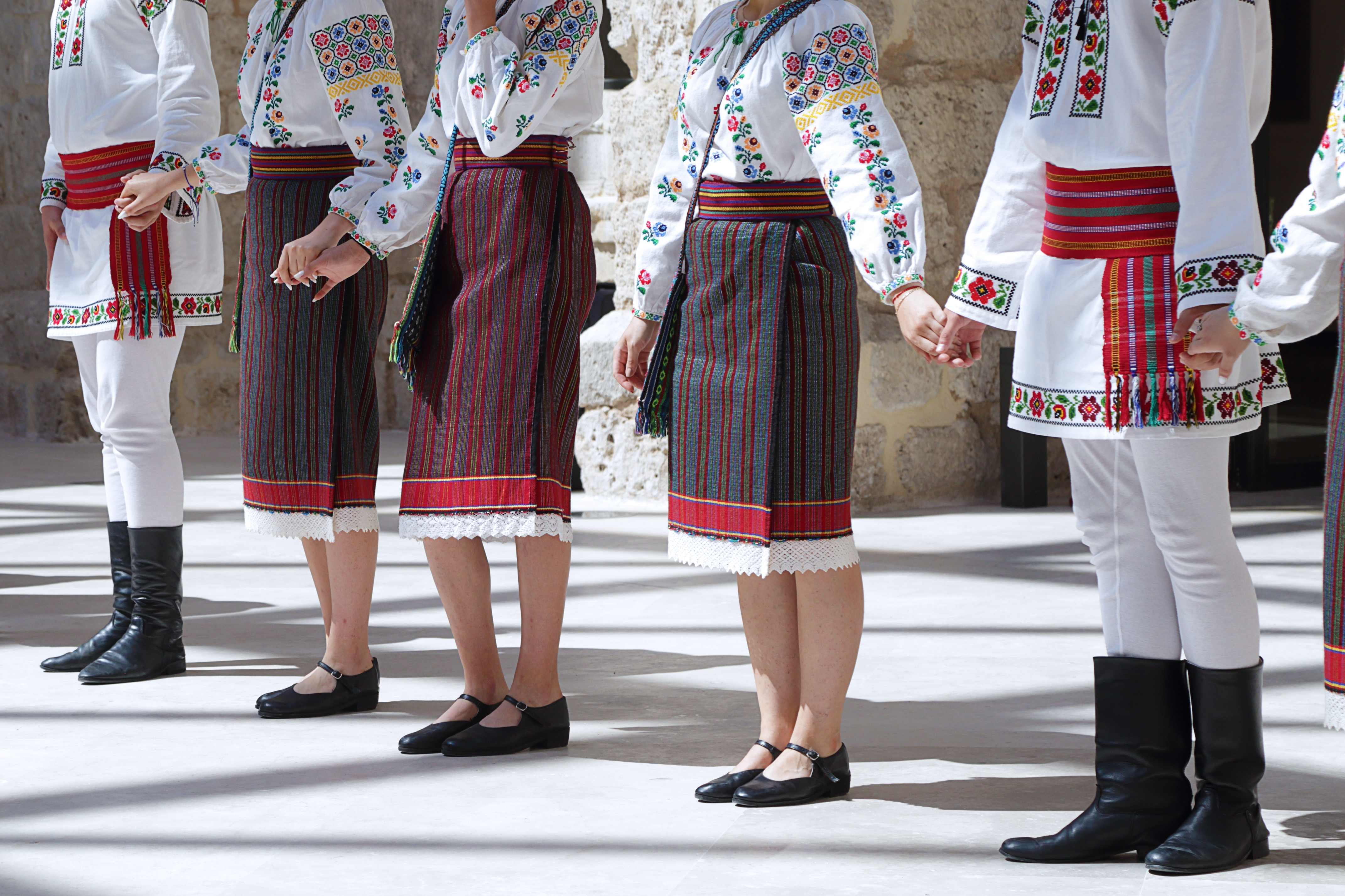 Mai mulți artiști de muzică populară, condamnați la închisoare pentru că au încasat bani în pandemie cu declarații false