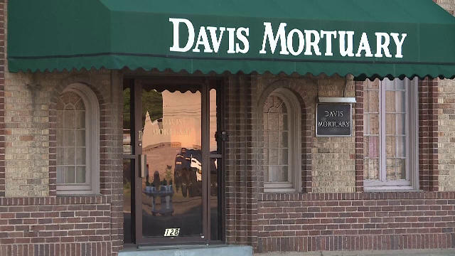 Zeci de cadavre în descompunere, descoperite în camera secretă a unei case funerare din SUA. Familiile primeau cenușă falsă