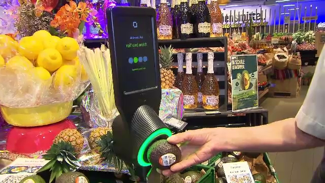 Aparatul inteligent apărut într-un supermarket care schimbă modul în care clienții aleg produsele