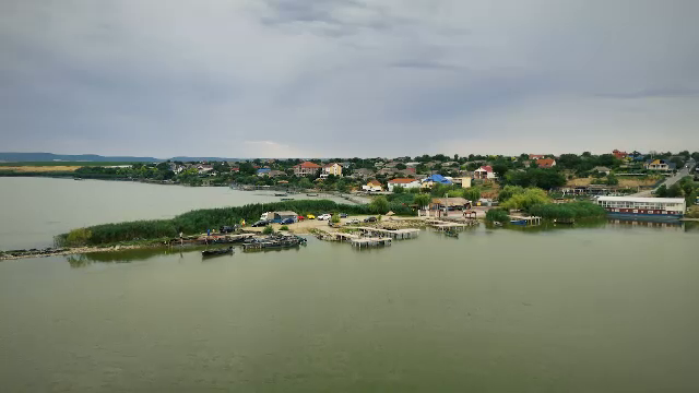 Satul unde tinerii plecați în străinătate se întorc acasă cu idei de afaceri. La 25 de ani Alex e deja marangozul satului